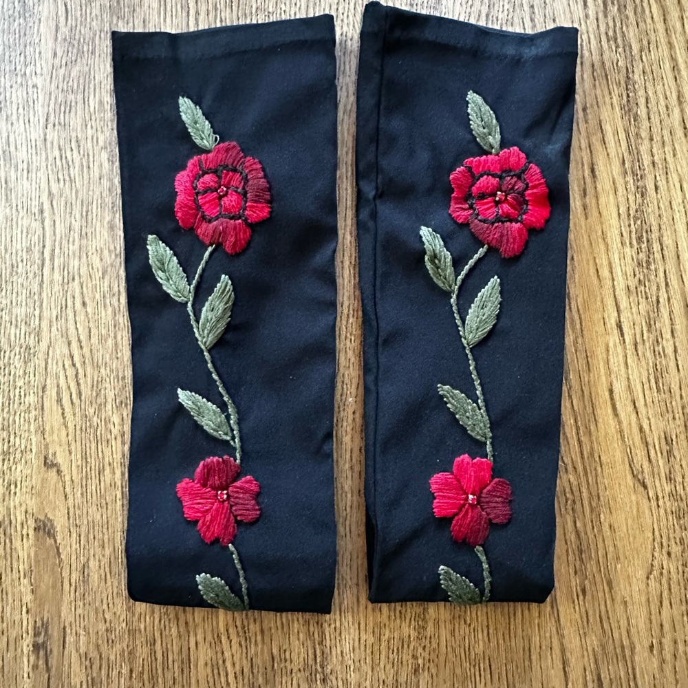 Exquisite Dolce & Gabbana Embroidered Black Floral Opera Gloves - Picture 2 of 8